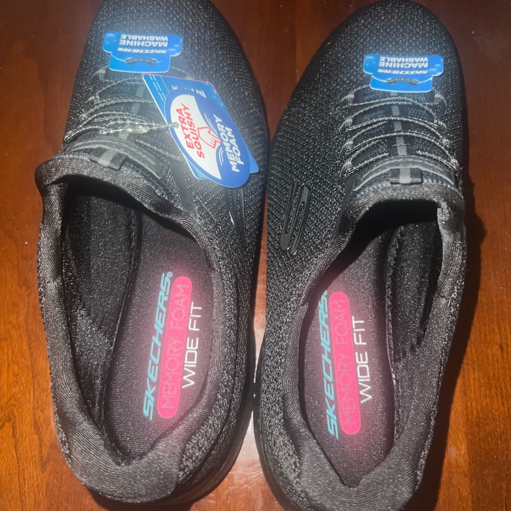 Sketchers Wide Fit Machine Washable Memory Foam Sneakers (New With Tag) Slip On